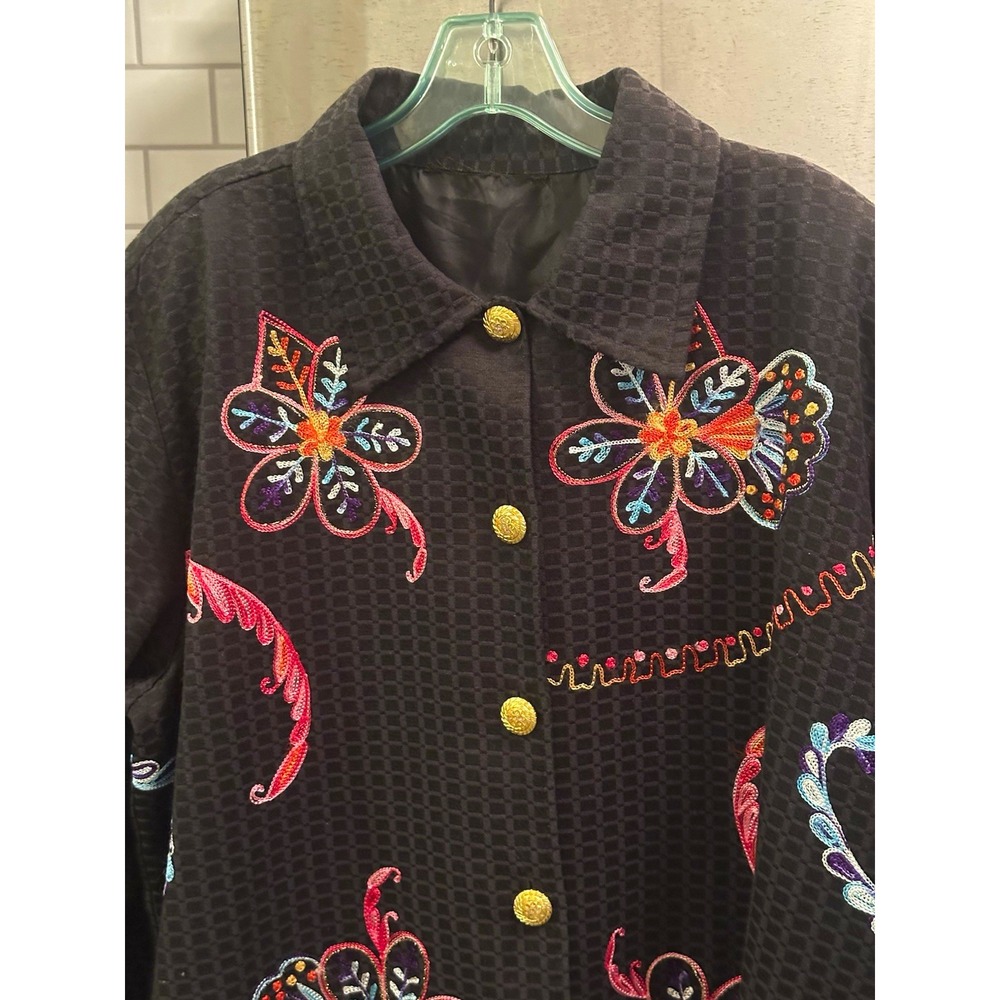 Women's Black Floral Embroidered Collared Button Front Lined Short Jacket